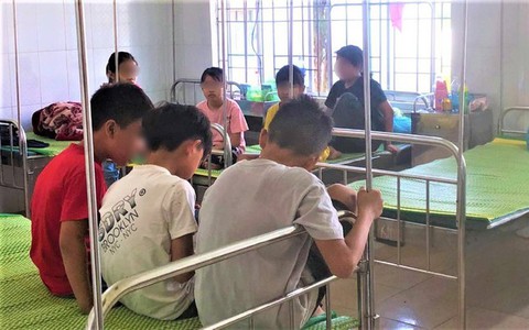 Vụ hàng chục học sinh nhập viện sau khi nhận bóng bay: Nhóm người lạ nói tiếng Anh