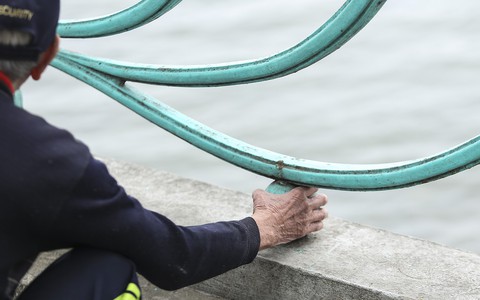 Hàng trăm quả cầu gang trên lan can Hồ Tây bị đánh cắp