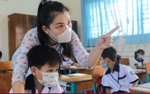 Đồng nghiệp dạy thêm thu cả trăm triệu/tháng, nhiều thầy cô môn phụ muốn bỏ nghề