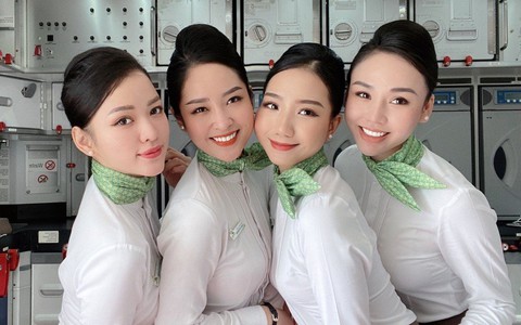 Màu son của tiếp viên hàng không các hãng: Vietnam Airlines chuộng tông đỏ đất, Emirates quy định màu siêu cổ điển
