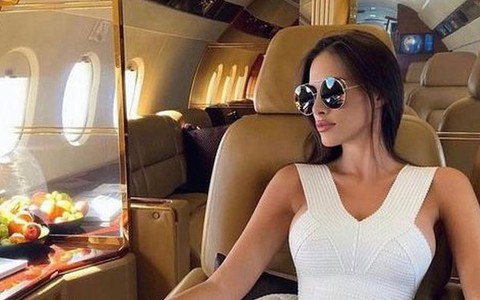 Siêu bảo mẫu cho giới siêu giàu tiết lộ các đặc quyền xa xỉ: Kiếm tới 3,2 tỷ đồng mỗi năm, đi làm bằng Range Rover, du lịch tới hơn 9 quốc gia