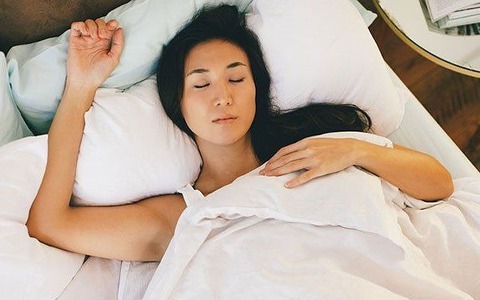 7 "liều thuốc trường sinh" ai cũng cần có trước khi đi ngủ: 3 dưới đất, 4 trên giường, làm được hết sẽ sống rất thọ