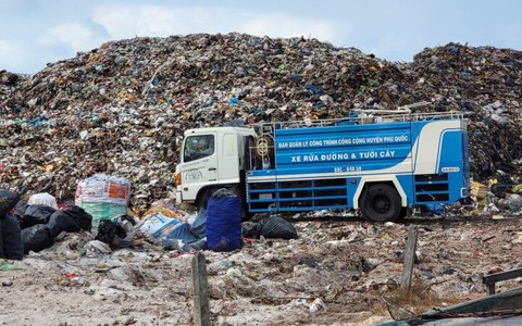 Núi rác giữa lòng đảo Ngọc Phú Quốc, mùi hôi thối bay xa cả vài km