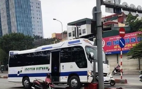 Ô tô 24 chỗ bất ngờ tông thẳng vào dải phân cách cầu vượt