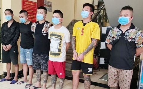 Nhóm "tín dụng đen" dán cáo phó, ném dầu luyn uy hiếp tinh thần con nợ