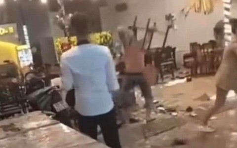 Say xỉn, thực khách phóng dao vào nhân viên quán nhậu