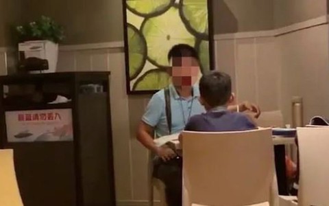 Cho con trai đi ăn ngoài hàng, bố bỗng nói 1 câu khiến người xung quanh chẹp miệng: Đứa trẻ này cả đời sẽ chẳng giàu có được!