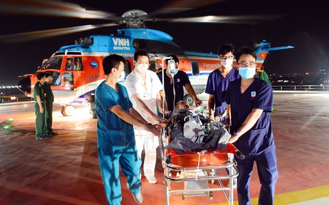 Trực thăng bay sát mặt biển đưa ngư dân đột quỵ từ Trường Sa về TPHCM cấp cứu