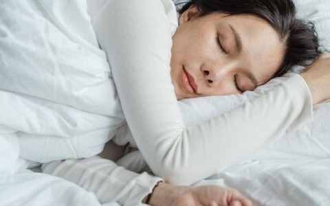 Ngủ lúc 9h tối có tốt không?