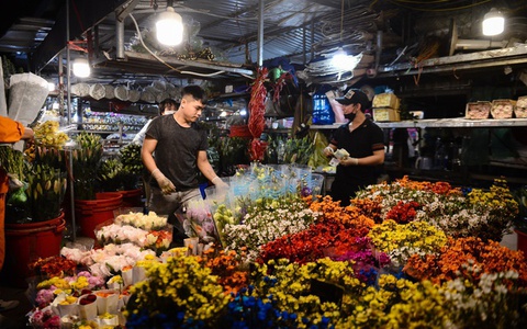 Biển người đổ về chợ hoa lớn nhất Hà Nội nhân dịp Quốc tế Phụ nữ 8/3
