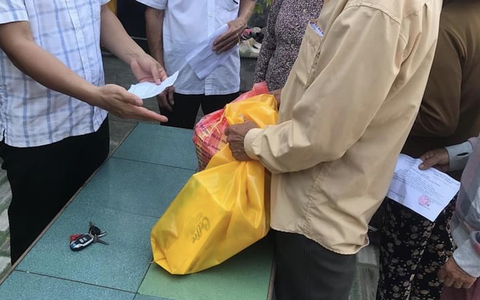 Chi 5.000 đồng mua bao đựng, người nghèo được xã phát 0,4 kg gạo trị giá 4.000 đồng