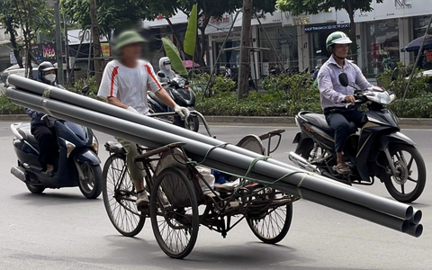 Cận cảnh "hung thần" nghênh ngang giữa phố phường Hà Nội