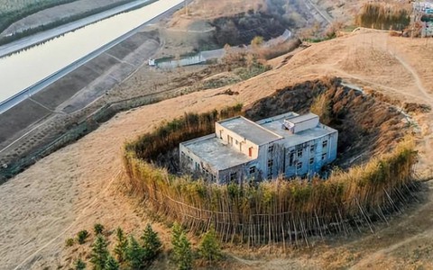 Ngôi nhà 1000m2 bị hố bùn 'nuốt chửng' vì muốn được đền bù 34 tỷ đồng: Bị cắt cả điện nước, khiến dự án dẫn nước quốc gia phải 'chuyển hướng'