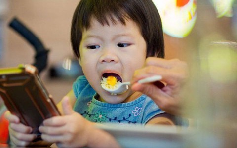 Rối loạn Tic gia tăng ở nhóm trẻ sống thường xuyên với ông bà 