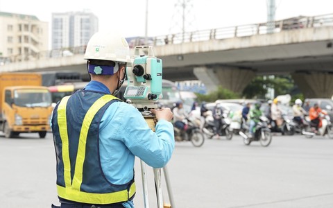 Hà Nội lập rào chắn thi công 2 cầu vượt thép trị giá 340 tỷ đồng