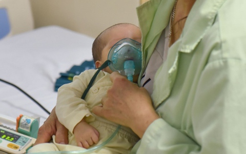 Nhận biết trẻ nhiễm virus RSV gây viêm phổi