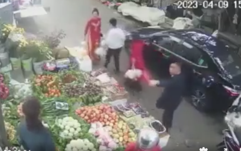 Hà Nội: Lấn chiếm vỉa hè bán trái cây, người phụ nữ còn lao vào ẩu đả với tài xế