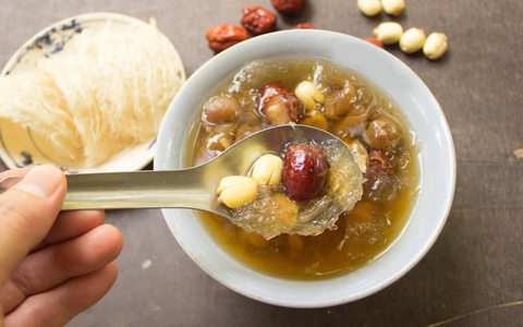 Táo đỏ chưng tổ yến bổ dưỡng nhưng ăn kiểu này rất nguy hiểm