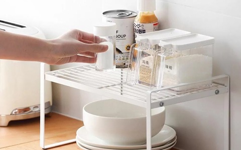 8 mẫu kệ bếp chia tầng giúp phòng bếp gọn gàng, ưng mắt hơn