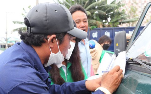 TPHCM dán tem nhận diện xe thu gom rác, ngăn tình trạng 'đổ chui'