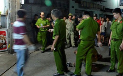 Sát hại hàng xóm vì lôi kéo vợ mình đi ăn chơi, hát hò