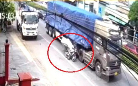Clip xe đầu kéo cán chết người đi xe máy rồi bỏ trốn