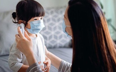 Xuất hiện ổ dịch trong trường học, dấu hiệu trẻ mắc COVID-19 có khác người lớn?