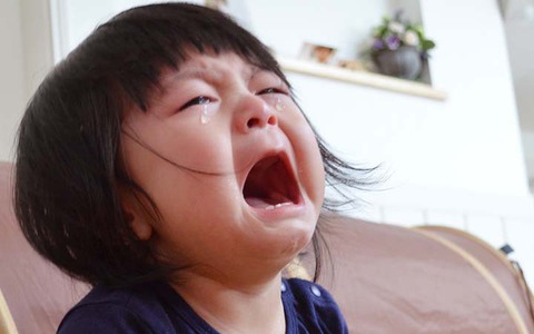 Trẻ mất bình tĩnh thường la hét, đập đồ, cha mẹ nên xử lý như thế nào cho đúng?
