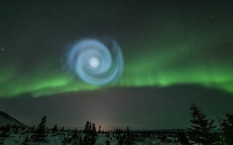 Bầu trời Alaska bỗng xuất hiện một hình xoắn ốc kỳ lạ, và lời lý giải đơn giản đến bất ngờ