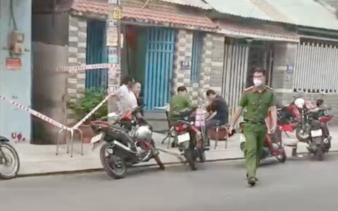 Phát hiện vợ chồng trẻ bất động trong phòng trọ, trên cổ có vết thương