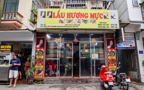 Tạm đình chỉ hoạt động nhà hàng bị tố cho khách dùng nước lẩu thừa