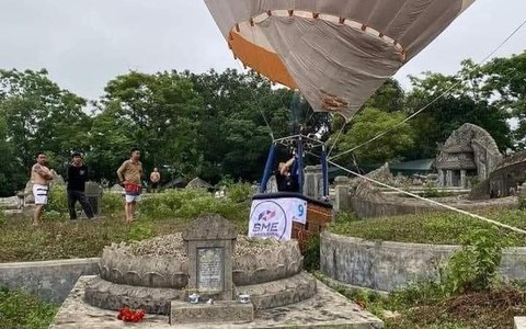 Hy hữu khinh khí cầu tham gia lễ hội tại Huế đáp xuống nghĩa trang
