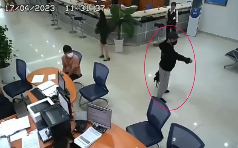 Cận cảnh nhân viên, bảo vệ, khách hàng bắt tên cướp ngân hàng ở Bình Dương