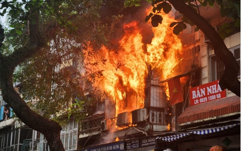 Hà Nội: Cháy nhà 2 tầng trên phố Hàng Mã