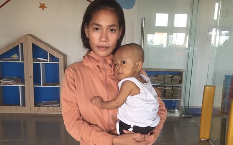 Bé gái 10 tháng tuổi nặng chỉ 5kg, sự sống mong manh vì căn bệnh quái ác