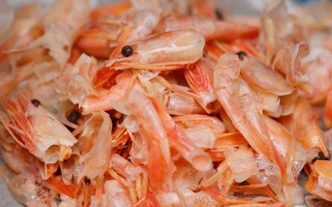Đốt vỏ tôm uống chữa dị ứng, cô gái rơi vào nguy kịch