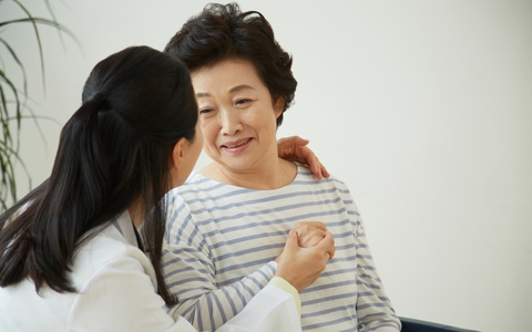 Gửi mẹ chồng 10 triệu để đi đẻ, khi tôi nhập viện, bà trả gấp đôi