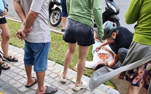 Bị lấy trộm máy tính khi dừng xe cứu người phụ nữ động kinh bên đường