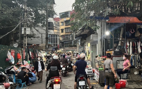 Chợ cóc ngang nhiên lấn chiếm vỉa hè và lòng đường ở Hà Nội