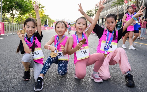 Giải chạy Marathon trở thành sân chơi mới mà nhiều bố mẹ hiện đại lựa chọn cho trẻ vận động