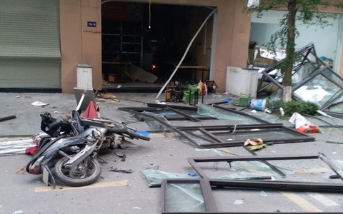 Hà Nội: Nổ bình gas ở quán ăn lúc sáng sớm, nhiều cửa kính vỡ vụn bay ra ngoài