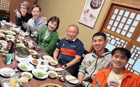 Con trai HLV Park Hang-seo khoe bữa ăn giá 35 triệu cùng Hùng Dũng, Văn Toàn, fan Việt 'chê': Đãi khách mà lại nói về tiền