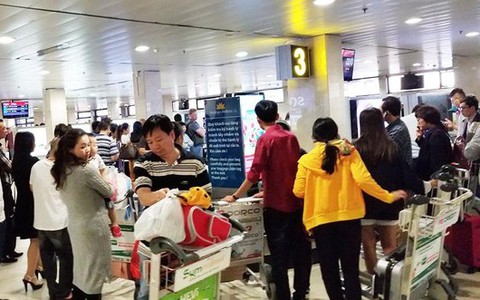Khách tới sân bay Tân Sơn Nhất phải chờ lấy hành lý hơn 1 tiếng