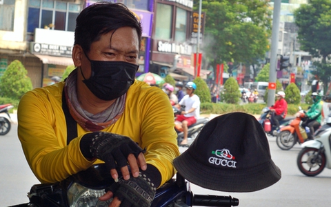 Người dân TPHCM đi làm dưới nắng nóng hơn 40 độ: "Uống nước thôi chứ ăn không nổi"