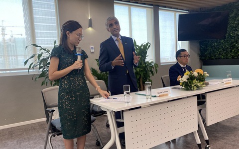 Manulife hứa giải quyết dứt điểm vụ khách gửi tiết kiệm biến thành mua bảo hiểm