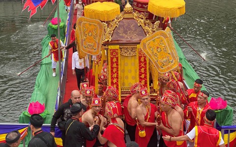 Người Hà Nội nô nức đến chùa Láng xem rước kiệu Thánh qua sông Tô Lịch