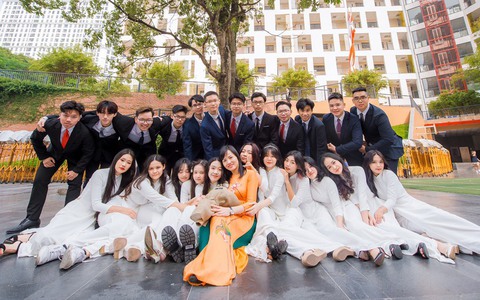 Đã tìm thấy lớp "nhà người ta" trong truyền thuyết: 100% HS được 10 điểm ngoại ngữ thi tốt nghiệp THPT, điểm IELTS trung bình 7.5