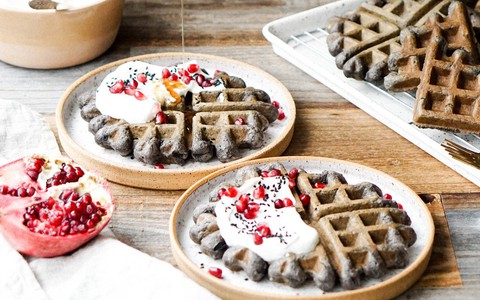 Cuối tuần làm bánh waffle mè đen ăn thư giãn