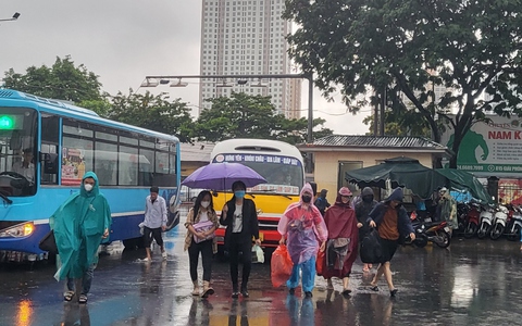 Trời mưa to, người dân vẫn rời Hà Nội về quê nghỉ lễ từ sáng sớm