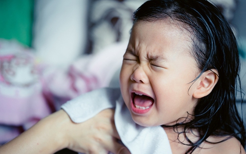 Bé 4 tuổi sốt cao suýt tử vong vì bố mẹ lấy cồn lau người